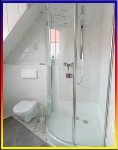 Bad mit Wanne Dusche und WC